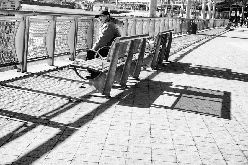 New-York-Reflecting Man